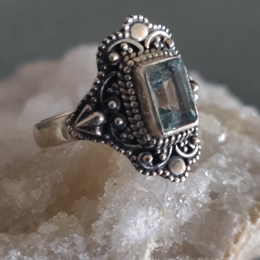 Blue Topaz Sterling Silver Ring - Picture 4 of 8